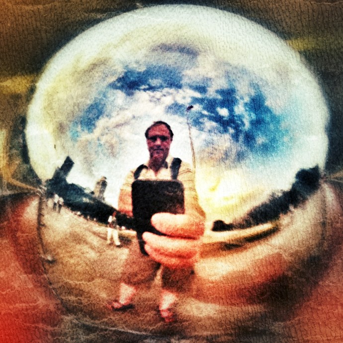 Zelfportret in een ijzeren bol